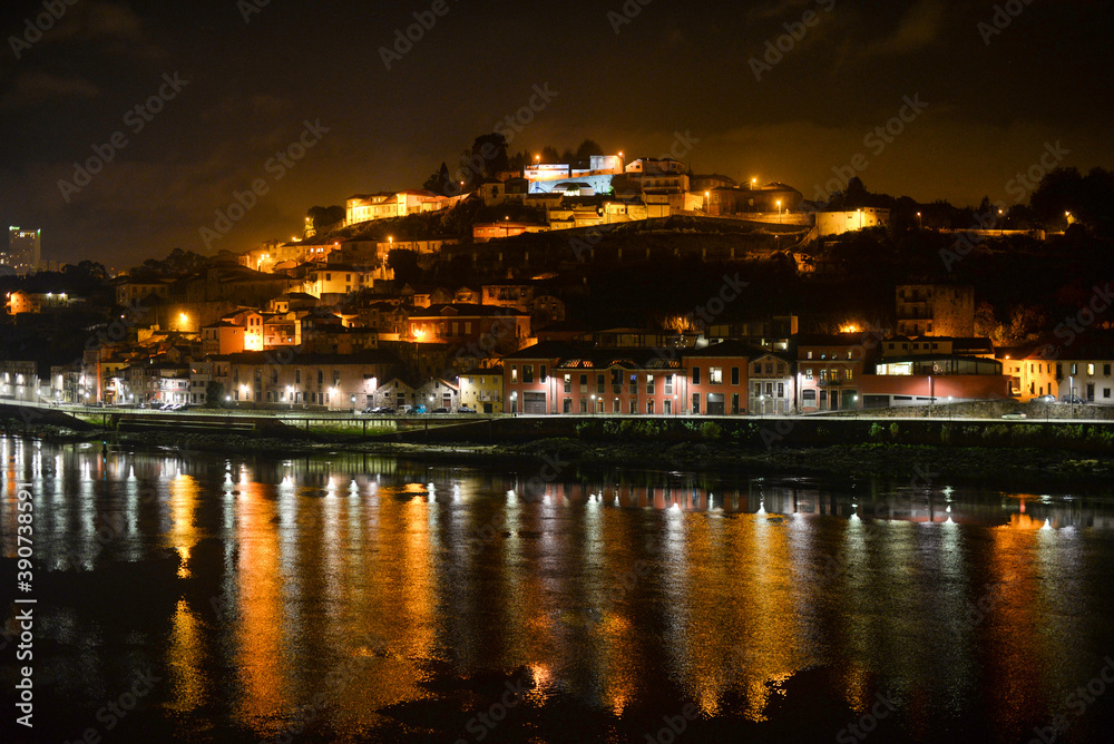 Porto und Vila Nova de Gaia bei Nacht 