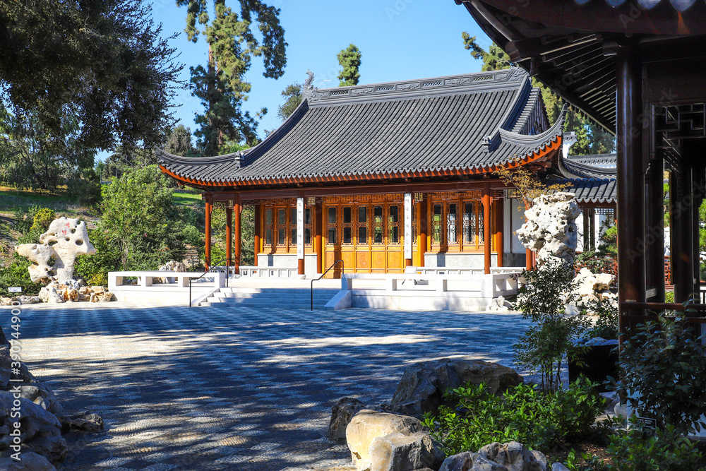 Foto Stock a brown wooden Chinese dojo in the garden surrounded by lush