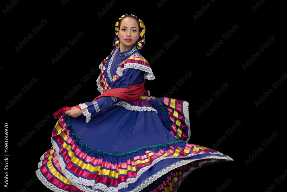 Mujer mexicana con traje color morado de jalisco mexico, adornado con  listones multicolores, trenza con moños amarillos y rebozo de color rojo,  vestido con encaje blanco de guadalajara jalisco, escara Stock-foto