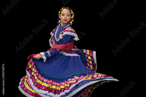 Mujer mexicana con traje color morado de jalisco mexico, adornado con listones multicolores, trenza con moños amarillos y rebozo de color rojo, vestido con encaje blanco de guadalajara jalisco, escara