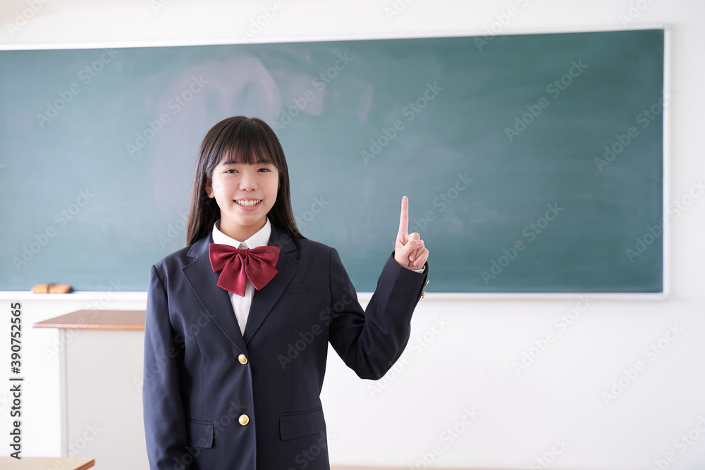 教室で指をさす日本人女子中学生 教室で指をさす日本人女子中学生