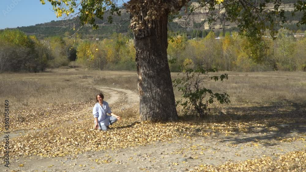 Woman throwing up autumn leaves in the park
Woman throwing up autumn leaves in the park