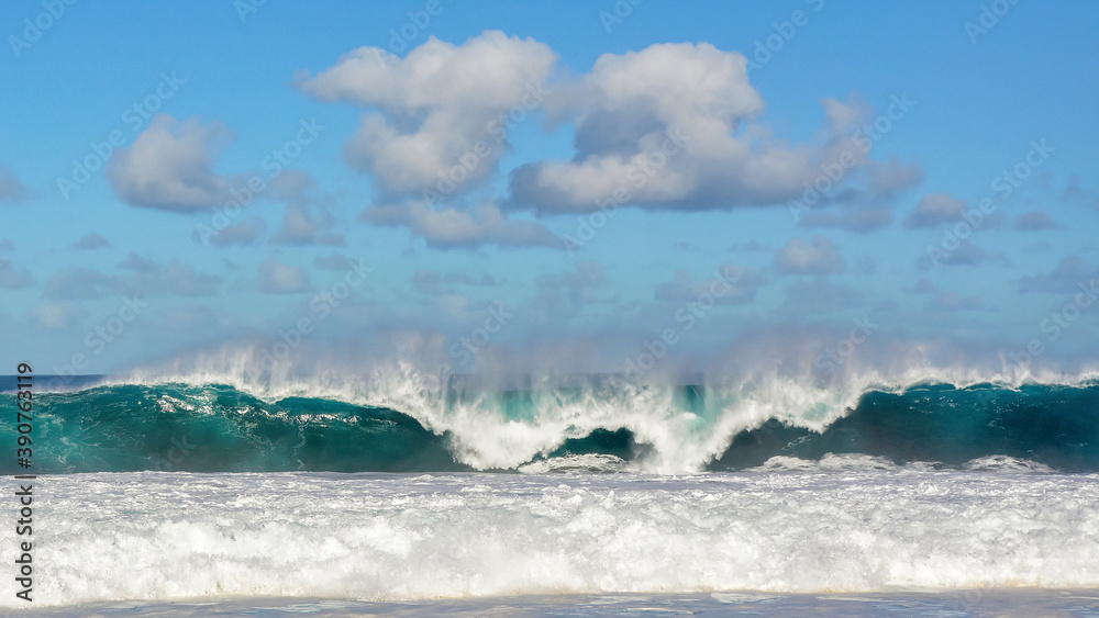 Naklejka premium Jour venteux sur le littoral de l'Ile de la Réunion