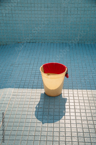 Obraz na płótnie A bucket in an empty pool w salonie