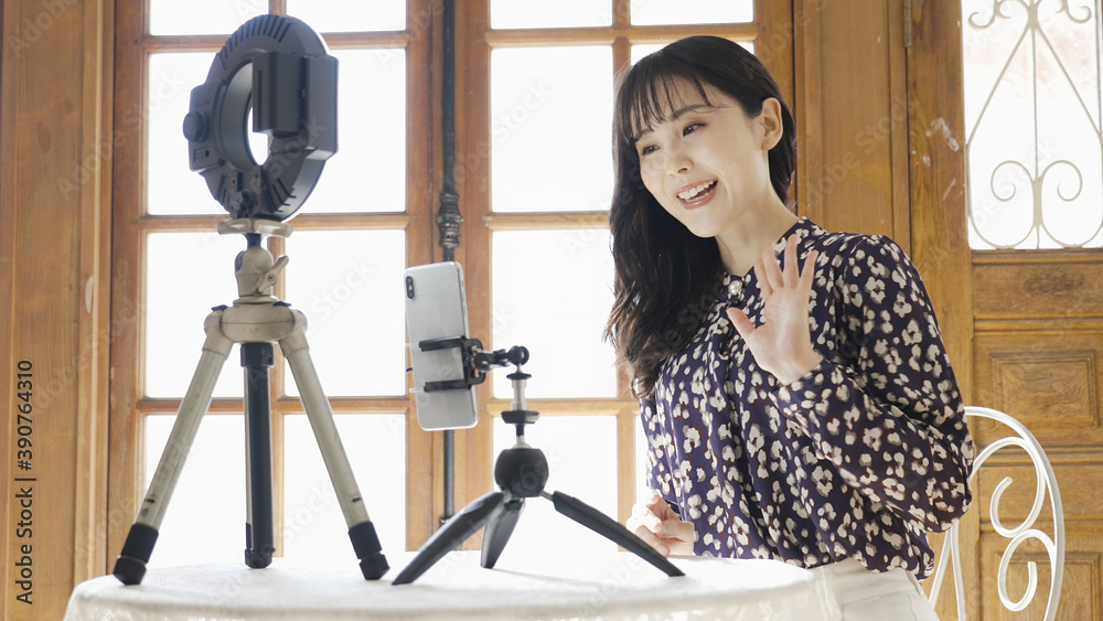 ライブ配信をする若い女性 ライブ配信をする若い女性