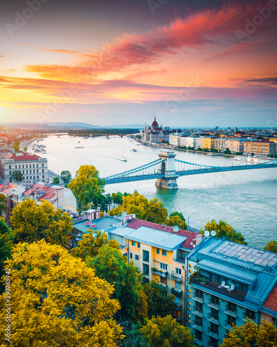 Obraz na plátne Scenic top view of the Hungarian Parliament and Chain Bridge on the Danube river at sunset
