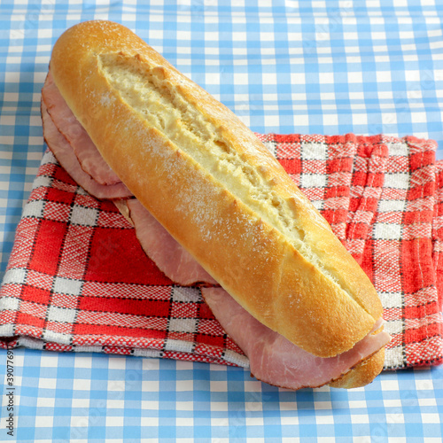 sandwich au jambon sur une table photo