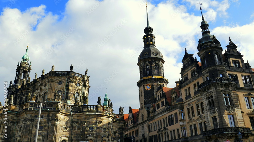Residenzschloss und kath. Hofkirche in Dresden von August dem Starken unter schönem Himmel Residenzschloss und kath. Hofkirche in Dresden von August dem Starken unter schönem Himmel