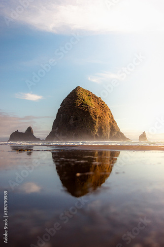 Valokuvatapetti Mesmerizing shot of Haystack Rock at Cannon Beach in Oregon