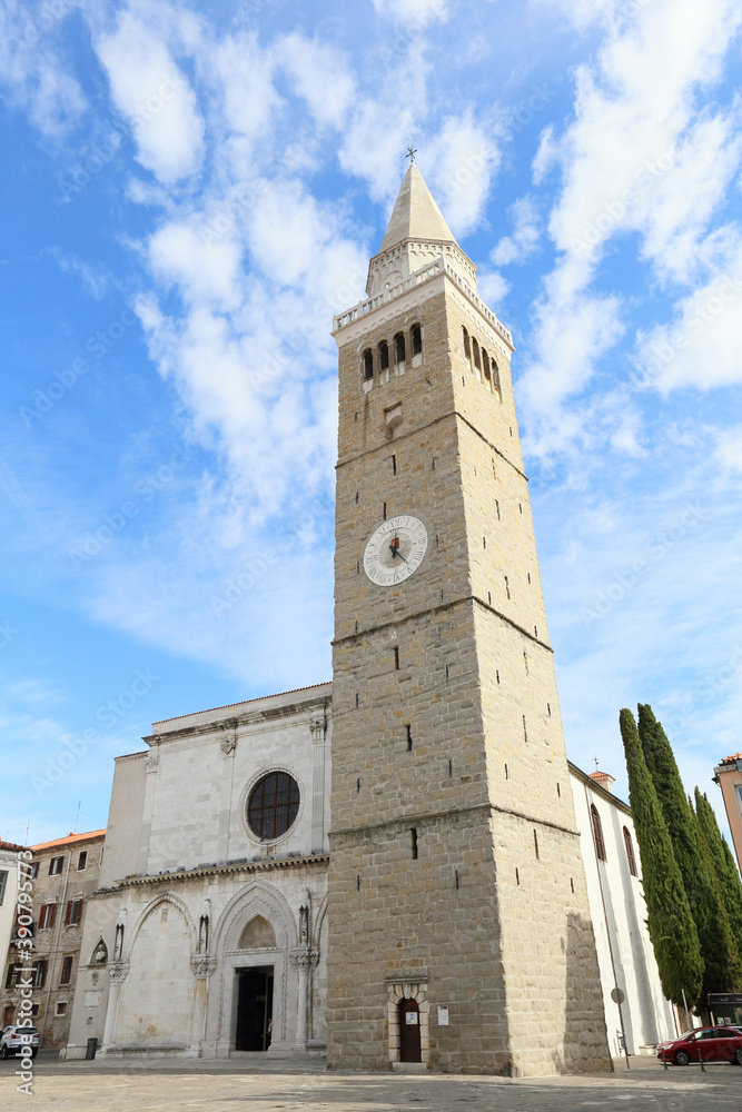 Fototapeta premium Medieval cathedral and market square of Koper, Slovenia 