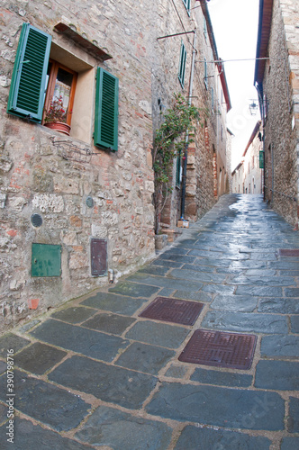 Fototapeta Naklejka Na Ścianę i Meble -  A road in Castiglione d'Orcia, Tuscany, Italy.