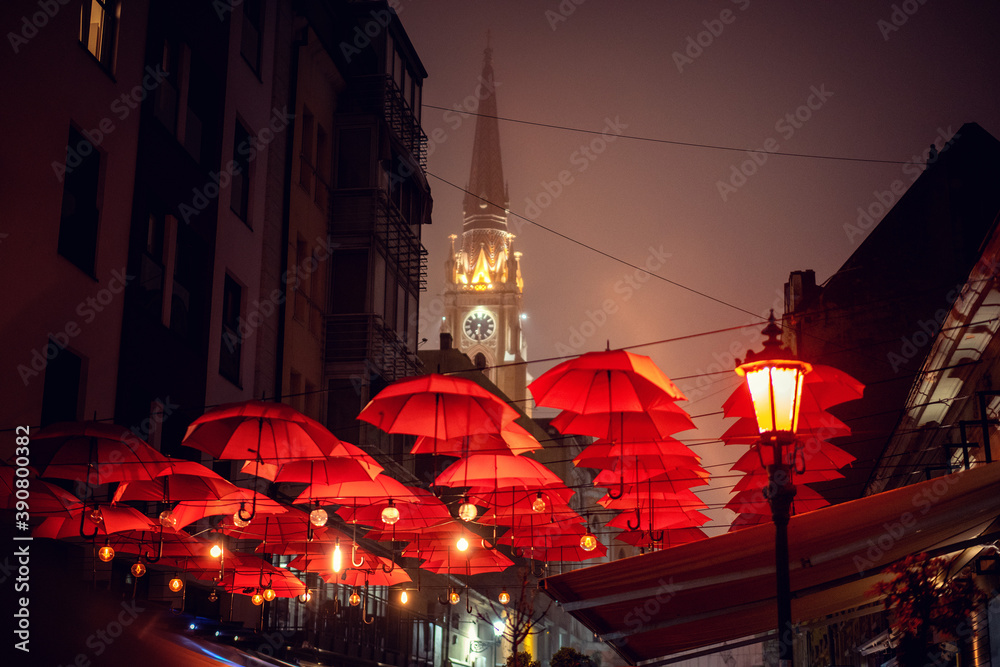 Φωτογραφία Pedestrian street in the center of Novi Sad decorated with red umbrellas overloo