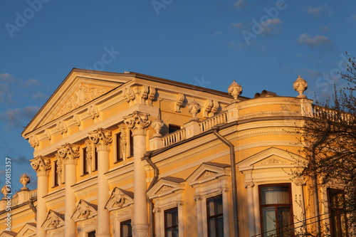 Foto Beautiful sunset. The old house of the shipowner Meshkov. Perm