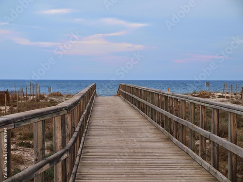 pasarela de madera que da acceso a la playa de torre derribada  en san pedro del pinatar