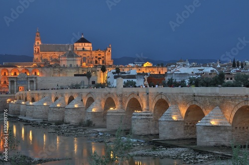 Puente romano de Córdoba al anochecer