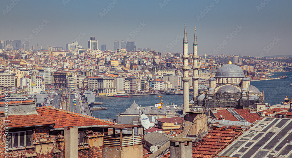 Φωτογραφία Touristic sightseeing ships in Golden Horn bay of Istanbul and view on Suleymani