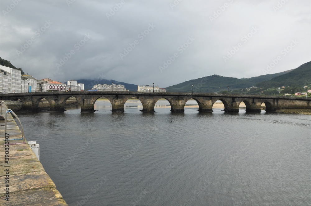 Puente de la Misericordia en Viveiro cruzando el río Landro