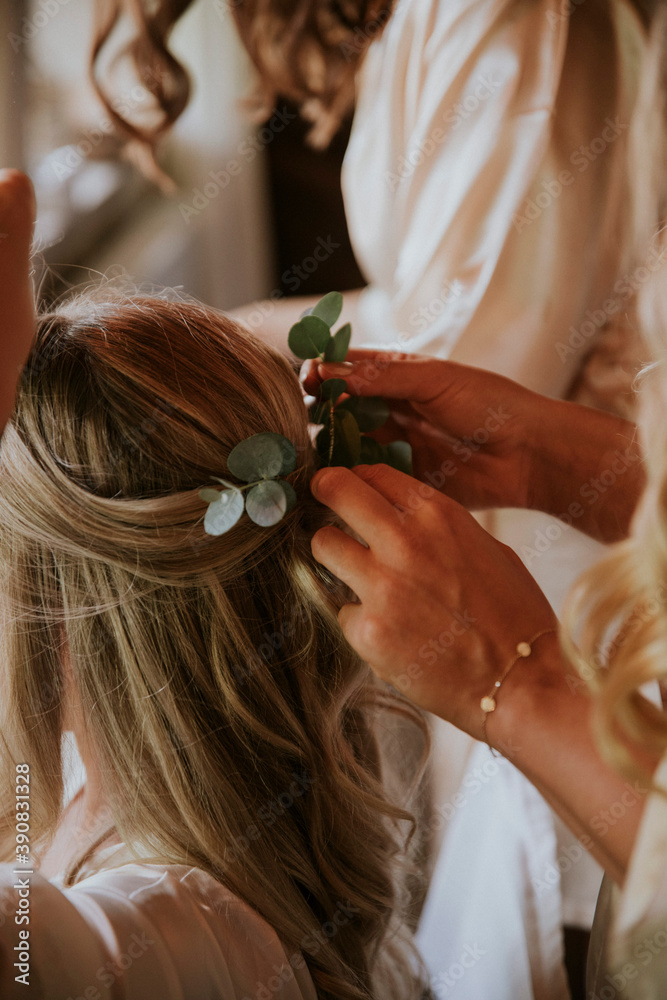 Fototapeta premium hairdresser cutting hair of a bride