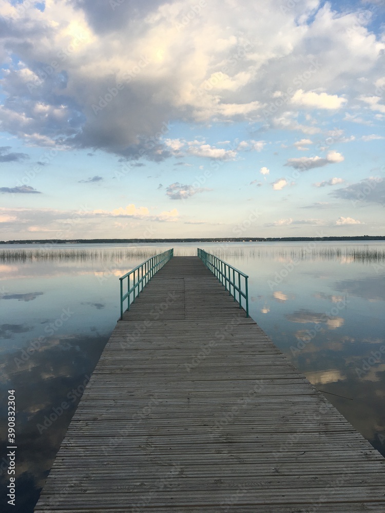 Obraz premium wooden bridge over the sea