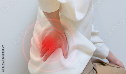 Photos 腰痛　腰に手をあてる女性