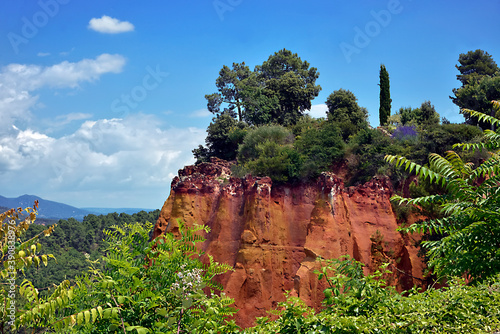 Fotografie Famous cliffs of the ochre at Roussillon, located 10 kilometres west of Apt and 50 kilometres from Avignon in region Provence in France