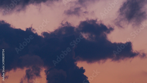 Silhouettes de cumulus dans un ciel teinté de mauve 