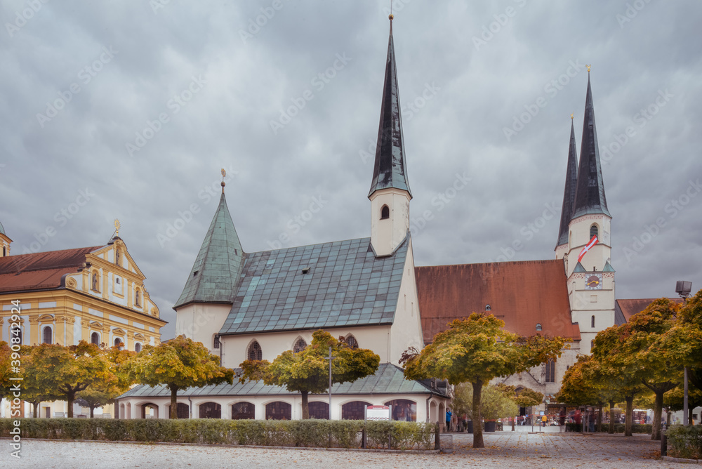 Tillyplatz Altötting, Kirchen  mit  Wolken im Herbst