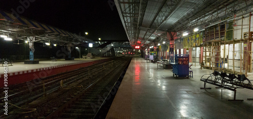 Foto Empty railway platform at night with no people around.
