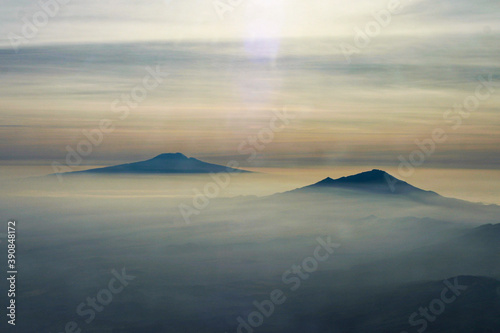 Kilimandscharo und Mt. Meru im morgendlichen Dunst