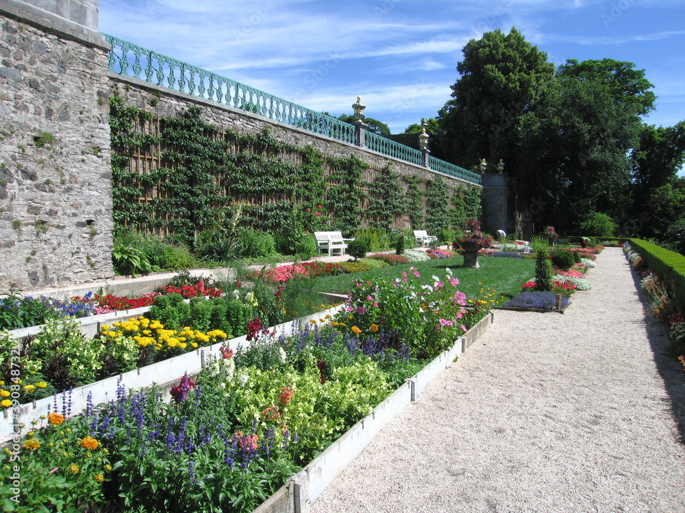 Naklejka premium Schloss Weilburg mit Orangerie und Schlossgarten, Schlosstor und Schlosskirche