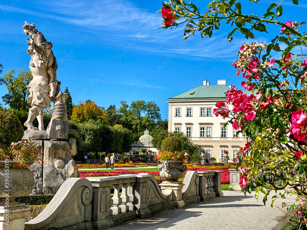 Fototapeta premium Herbststimmung in Schloss Mirabell und Mirabellgarten in Salzburg