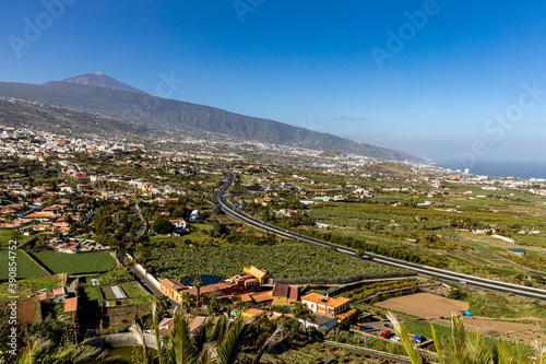 Blick über das Tal on Orotava, Puerto de la Cruz und den Teide photo