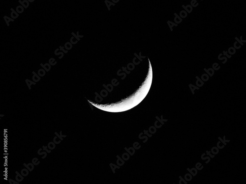 Luna creciente brillante en cielo oscuro photo