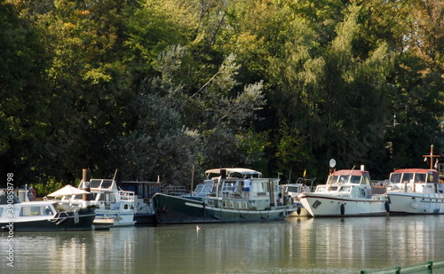 Ville de Créteil, bateaux de plaisance amarrés en bords de Marne, département du Val de Marne, France photo