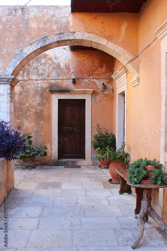 Porte close dans un monastère en Crète