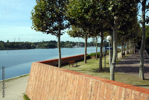 Ville de Créteil, promenade le long du lac, chemin, muret et arbres, département du Val de Marne, France photo