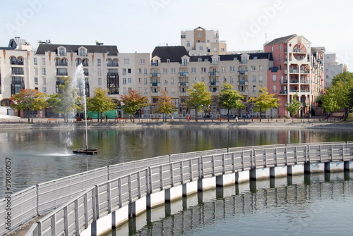 Ville de Créteil, habitations, passerelle et jet d'eau en premier plan, quartier du port, département du Val de Marne, France