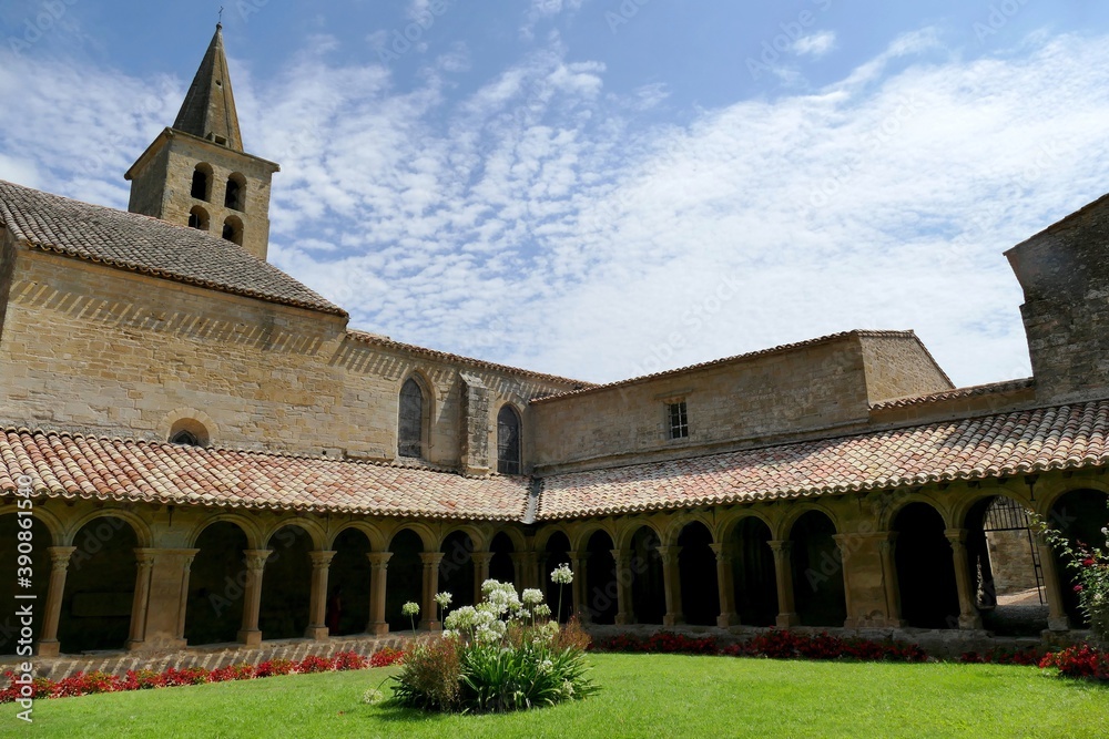 La façade sud de l’ancienne cathédrale Saint-Papoul vue depuis le cloître 
