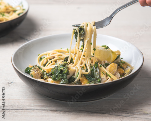 Εκτύπωση καμβά Closeup shot of the freshly made linguine pasta on the fork