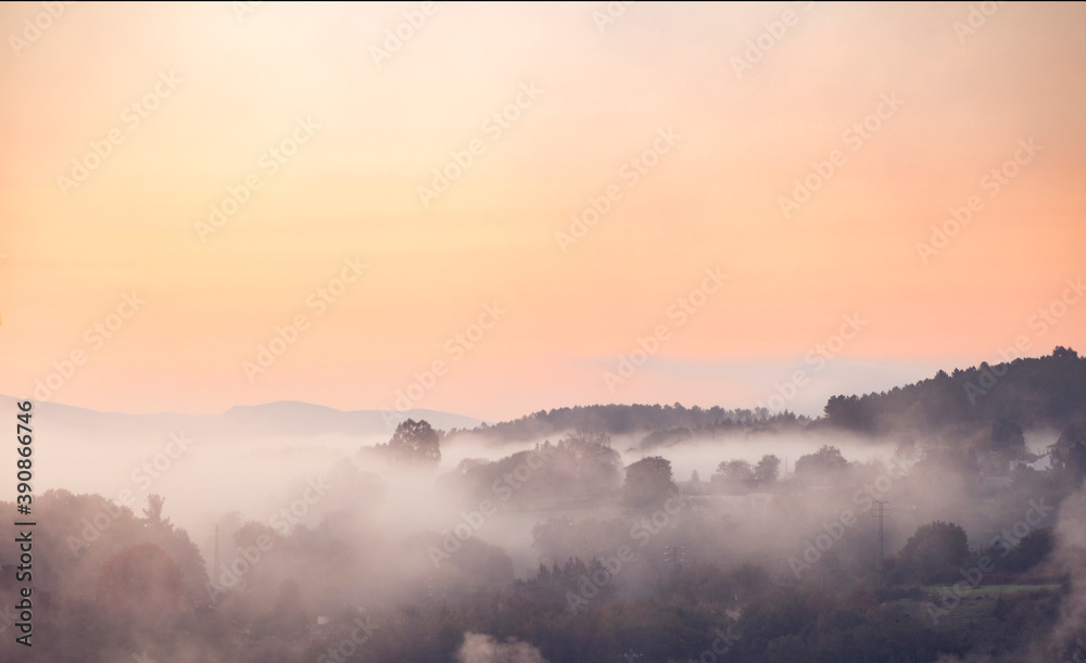 Obraz premium Sunrise on a foggy day with an orange sky