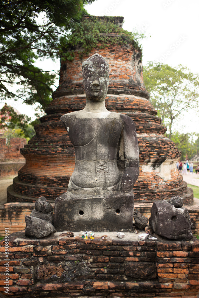 Fototapeta premium Ayutthaya was founded in 1351 by King U Thong, who proclaimed it the capital of his kingdom, often referred to as the Ayutthaya kingdom or Siam. It is named after the ancient Indian city of Ayodhya. 