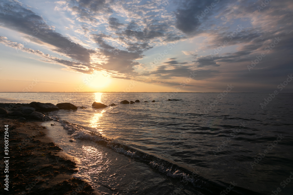 schöner Abend Himmel am Meer