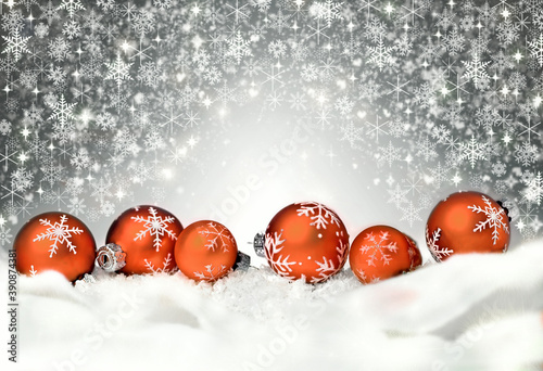  Kupferne Weihnachtskugeln auf grauem Hintergrund