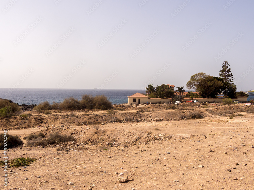 Obraz premium Isloated modern bungalow, overlooking the coast, on the outskirts and very quiet areas of Los Cristianos, Tenneriffe, Canary islands, Spain