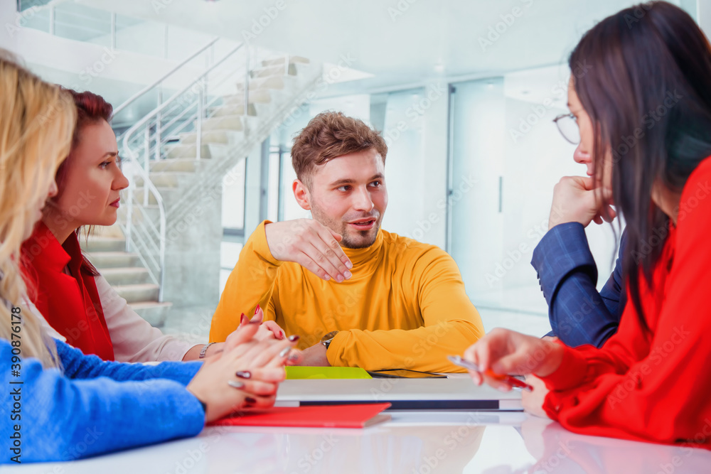 Obraz premium The chief designer leads the meeting