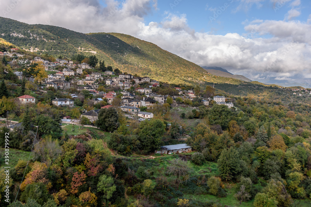 Obraz premium Panorama view of village Aristi with Picuresque stone buildings during fall season in Zagori Greece.