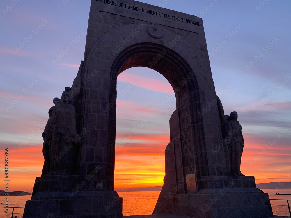arc de triomphe at sunset