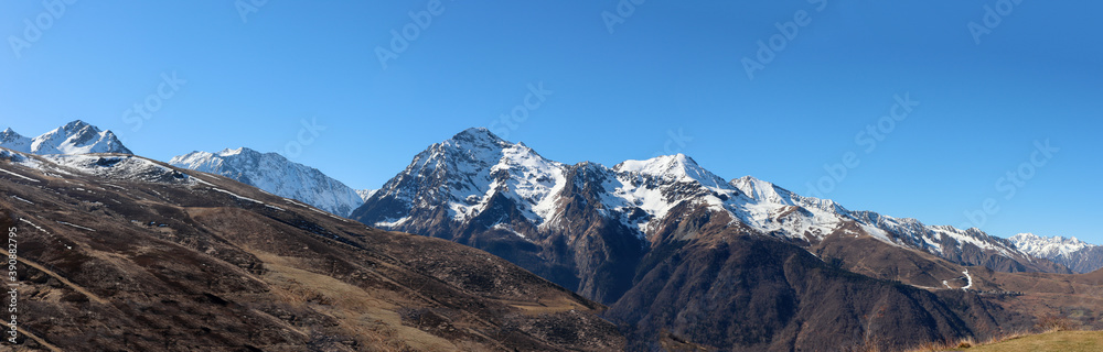 Occitanie - Panorama sur les montagnes enneigées des Hautes-Pyrénées