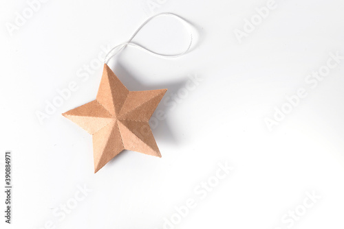 Decoraci  n de navidad en forma de estrella ecol  gico con material de cart  n
