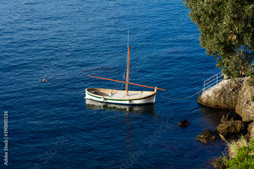 Photos Piccolo gozzo ormeggiato presso Porto Pidocchio (Liguria, Promontorio di Portofi